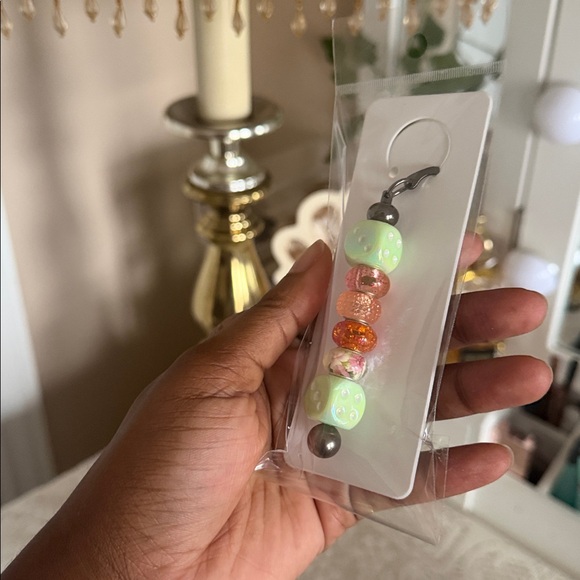 Bookmark Keychain - Picture 3 of 8